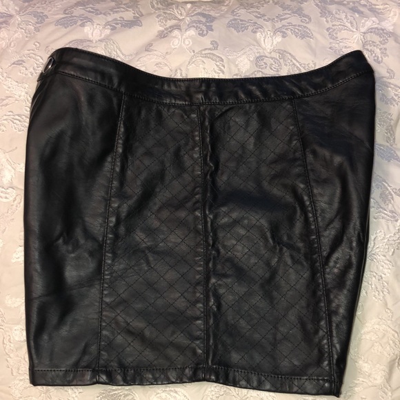 H&M high rise faux leather shorts 8 black - Picture 4 of 5